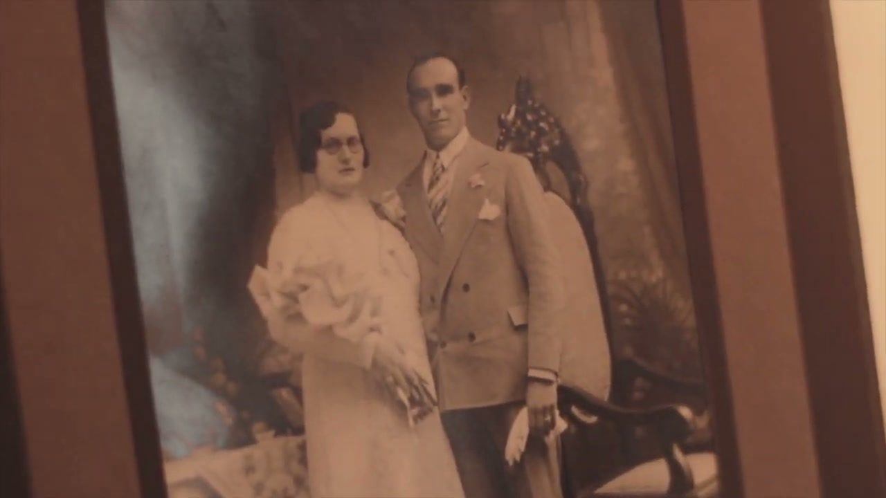 Retrato antiguo enmarcado de un matrimonio, en la Casa de Aitona